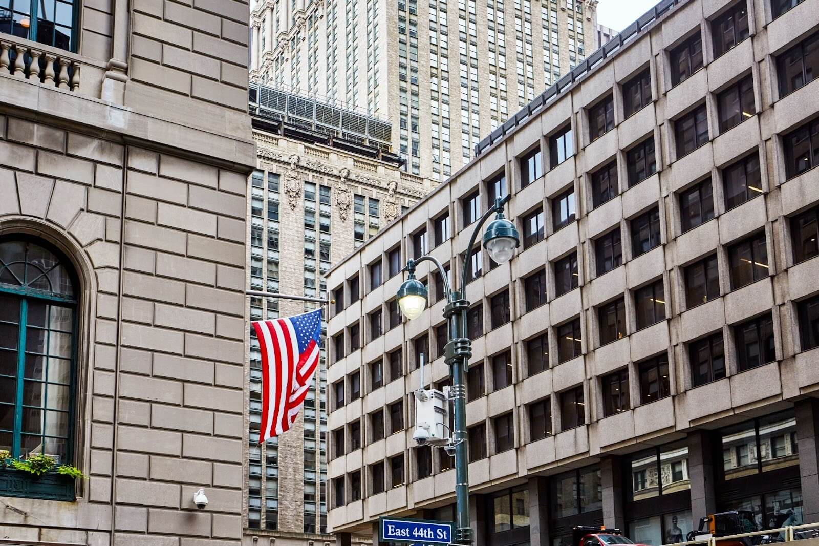 Edificio de la Reserva Federal de Estados Unidos con bandera estadounidense.